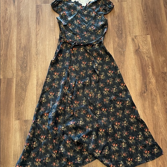 Dõen Coraline Lace Detail Floral Satin Maxi Dress - Picture 7 of 8